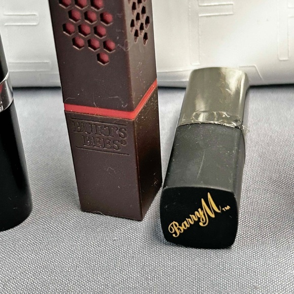 6 EYE PENCILS, 6 LIPSTICKS AND HOLT RENFREW COSMETIC BAG, YVES ROCHER, AVON, ETC - Picture 9 of 16